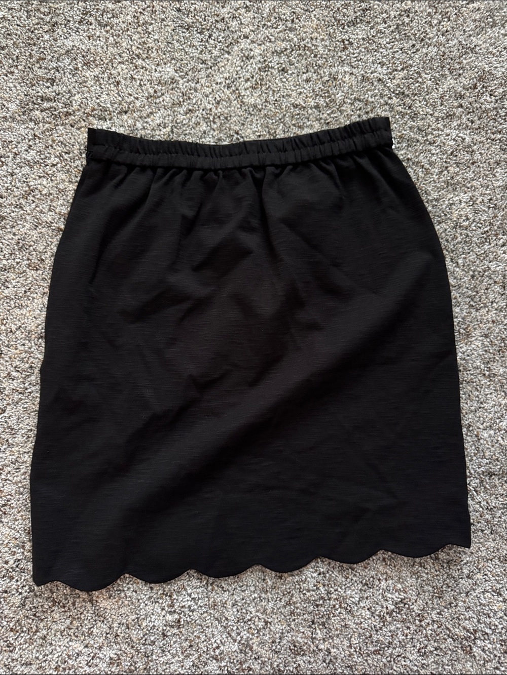 Black Scallop Hem Women's Skirt - Picture 4 of 5